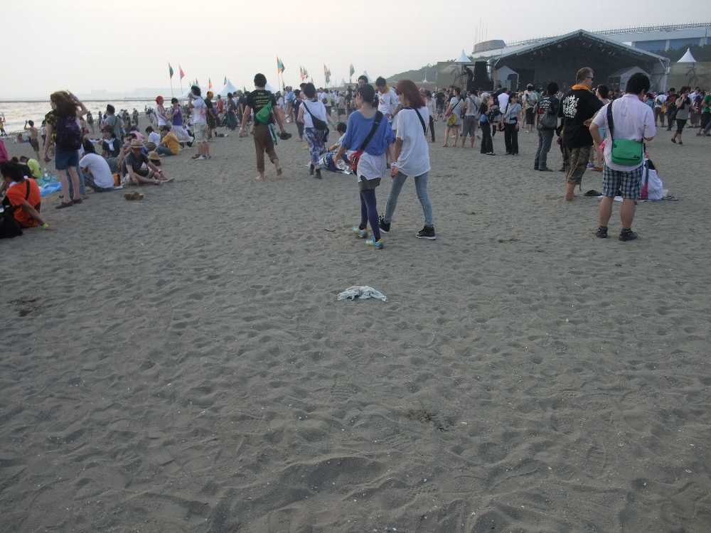 ステージが砂浜の方へ広がっています。