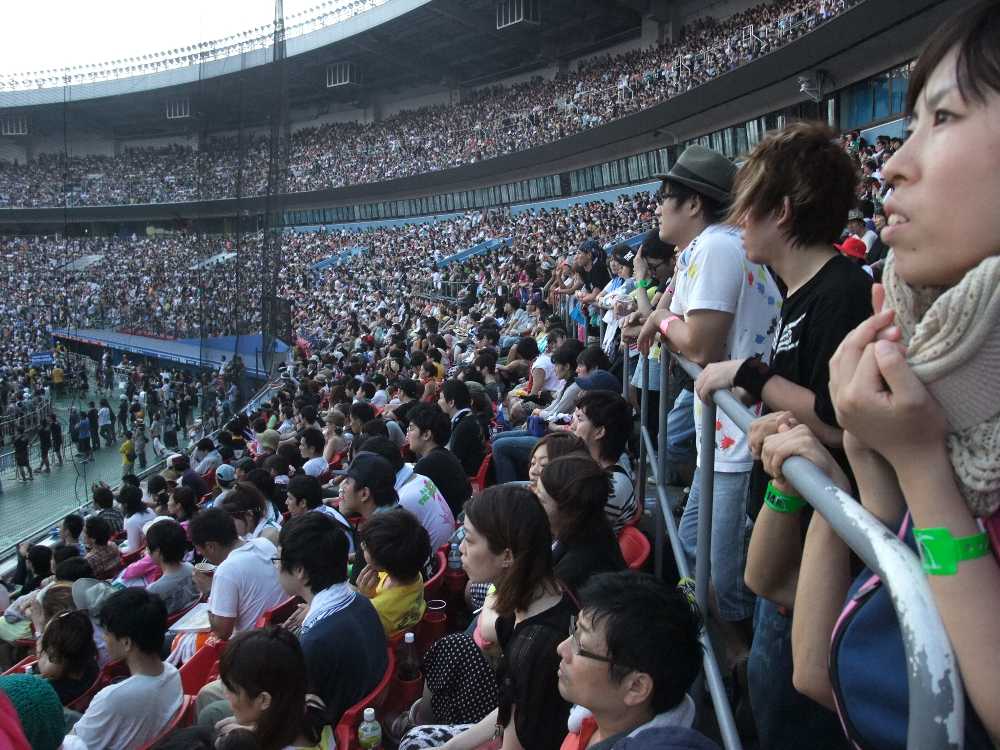 ステージが見えない真後ろまで人がいます。