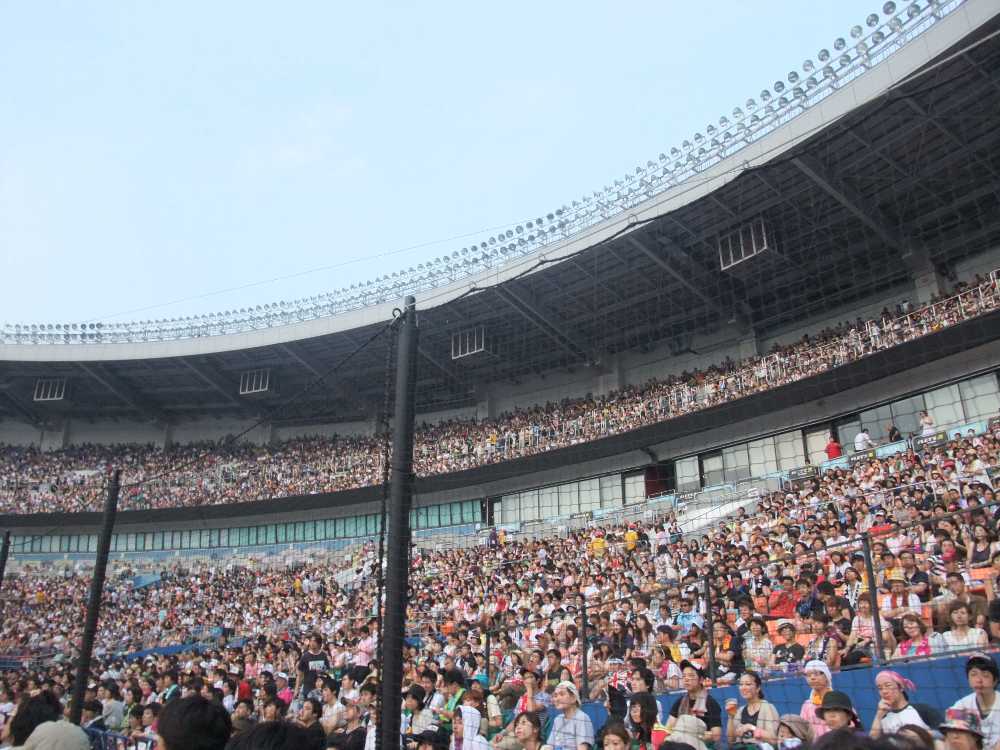 アリーナからみたスタンド席。