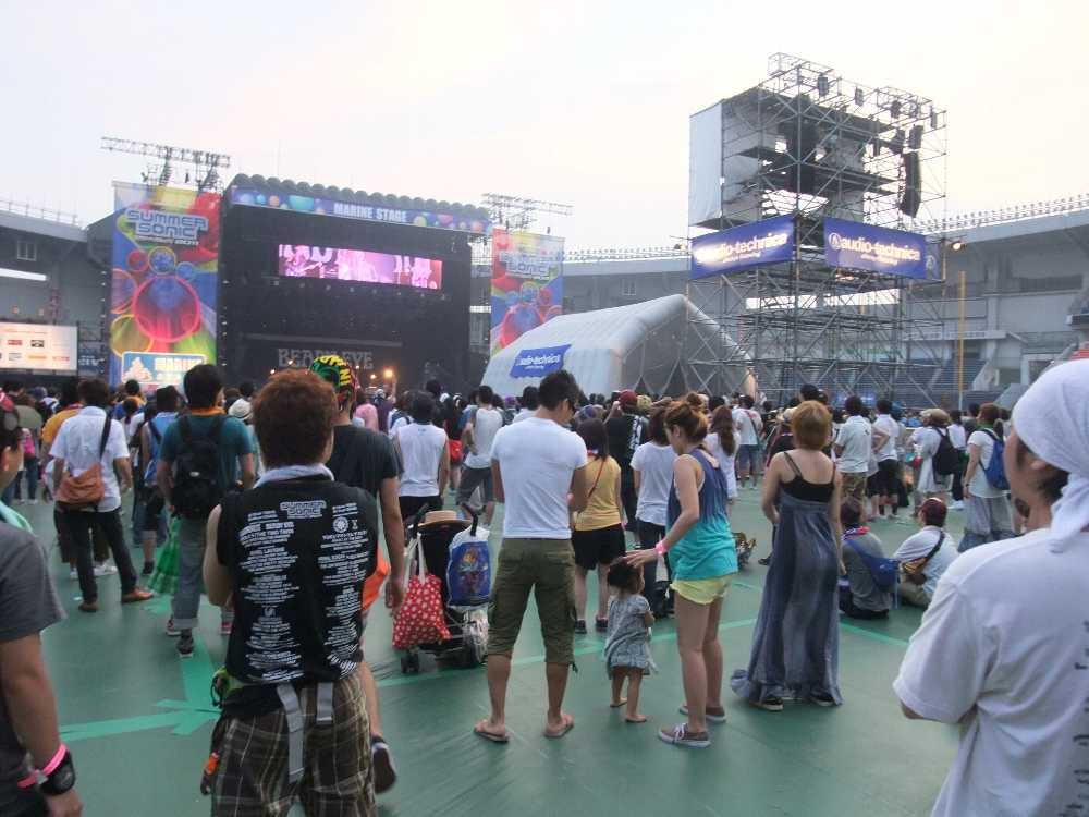 アリーナの後方。前方に行くにはさらに通路を通ります。