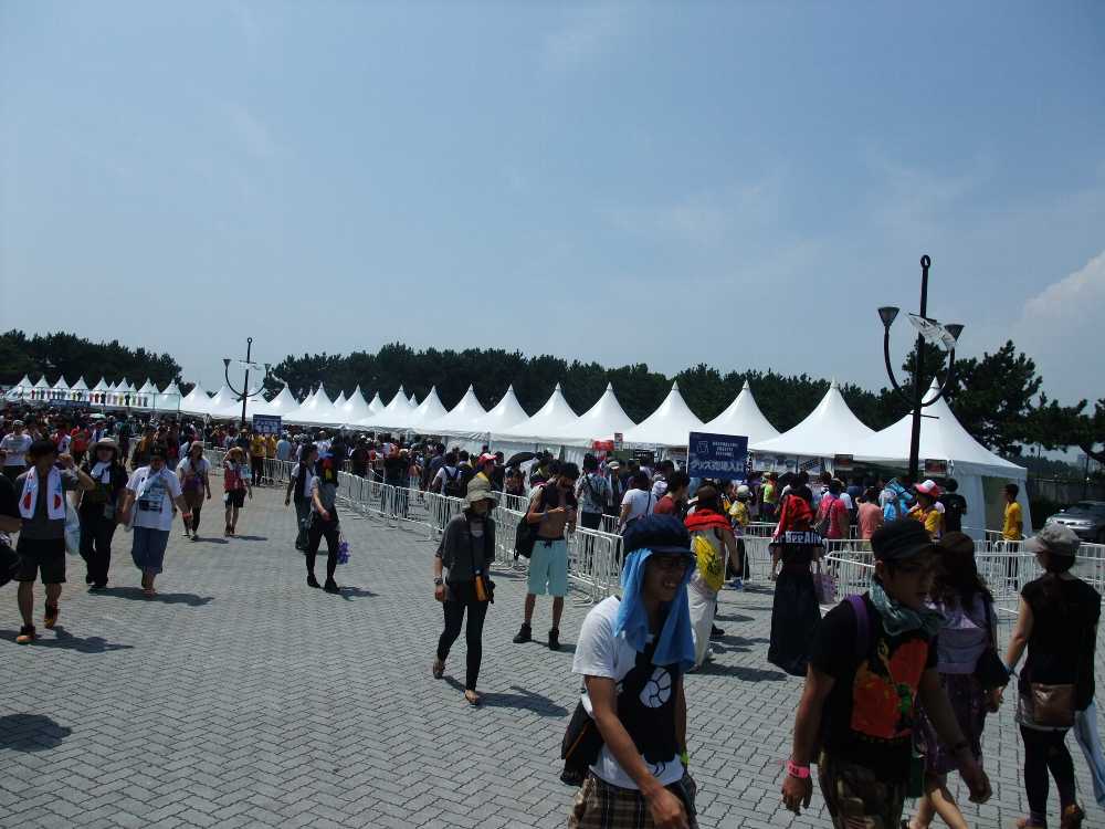 白いテントの列がグッズ売り場。