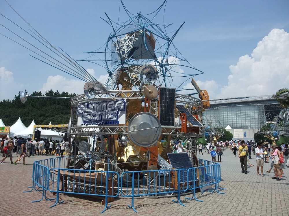 昼のゲート。廃棄物で作っています。