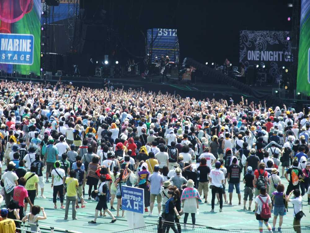 前方は盛り上がっています。