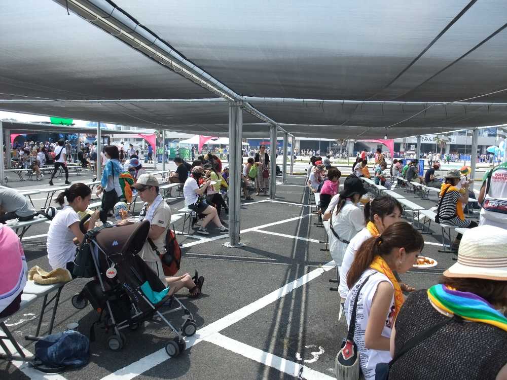 マリンステージ外に設けられたひさしの付いたテーブル。