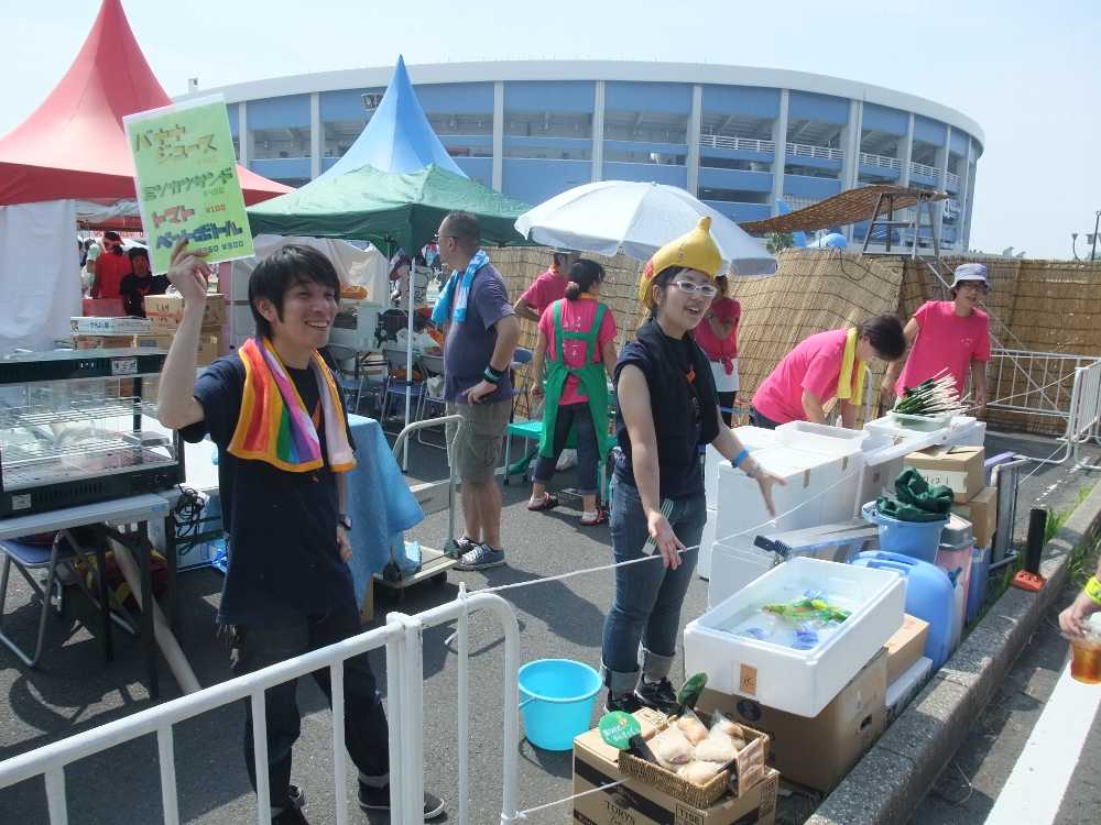 行列の客相手に販売する店。