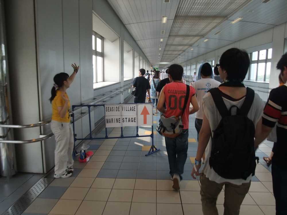 通路にもスタッフ。