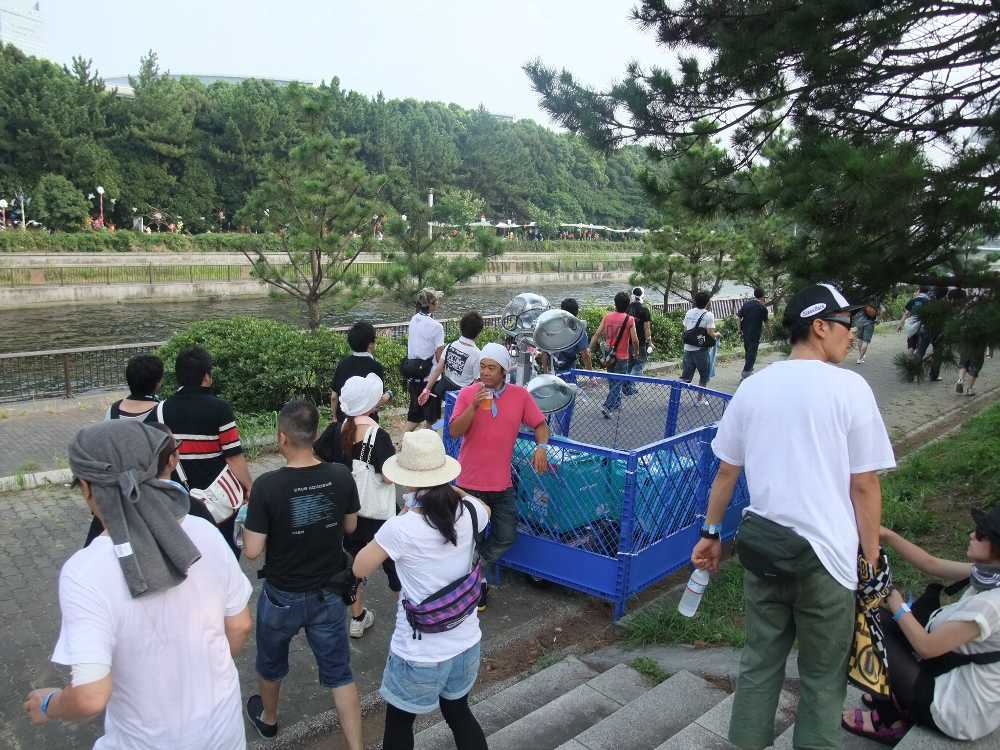 川沿いを歩きます。