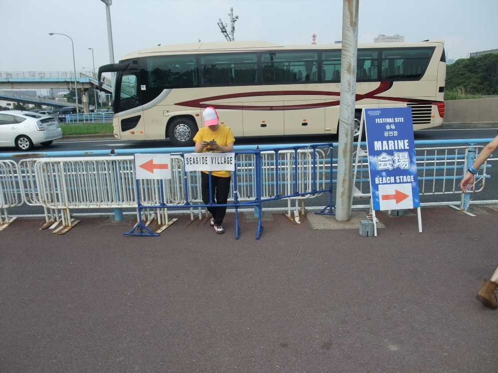 階段を上がったところ。右がマリンステージ、左がシーサイドビレッジ。