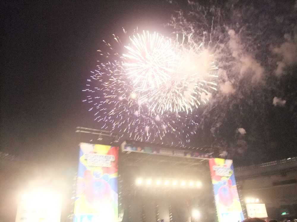 マリンステージ上に上がる花火。