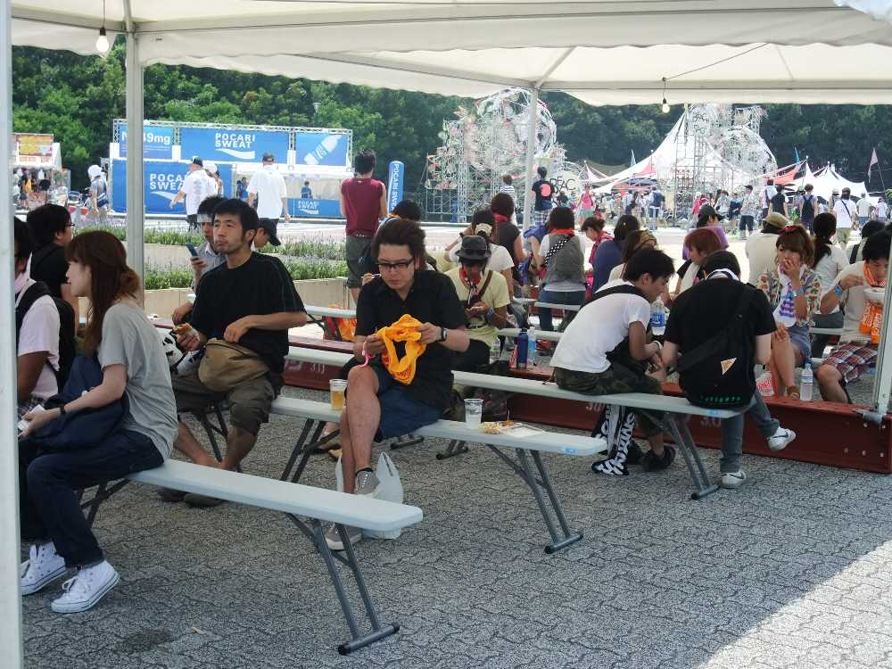 テーブルのないベンチ。