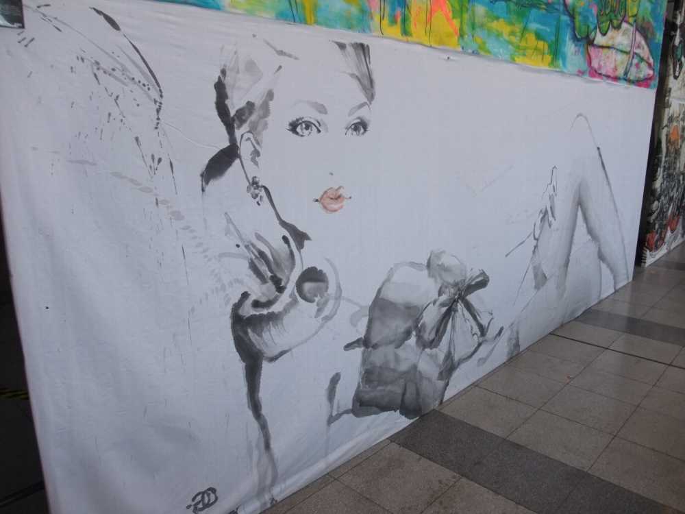 唇だけ色が付いているのは浮世絵を念頭に置いたか。