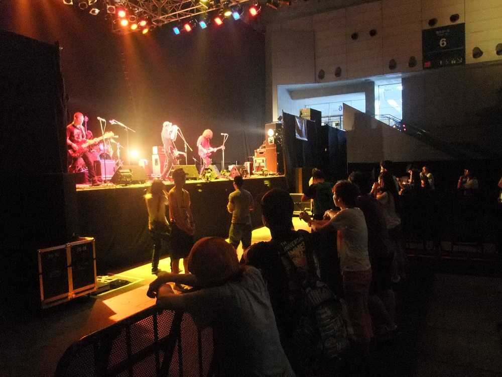 最前列のみ人がいます。