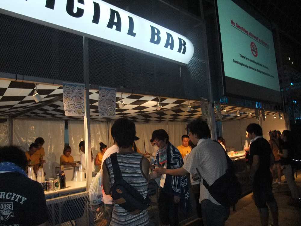 至るところにあるオフィシャルバー。