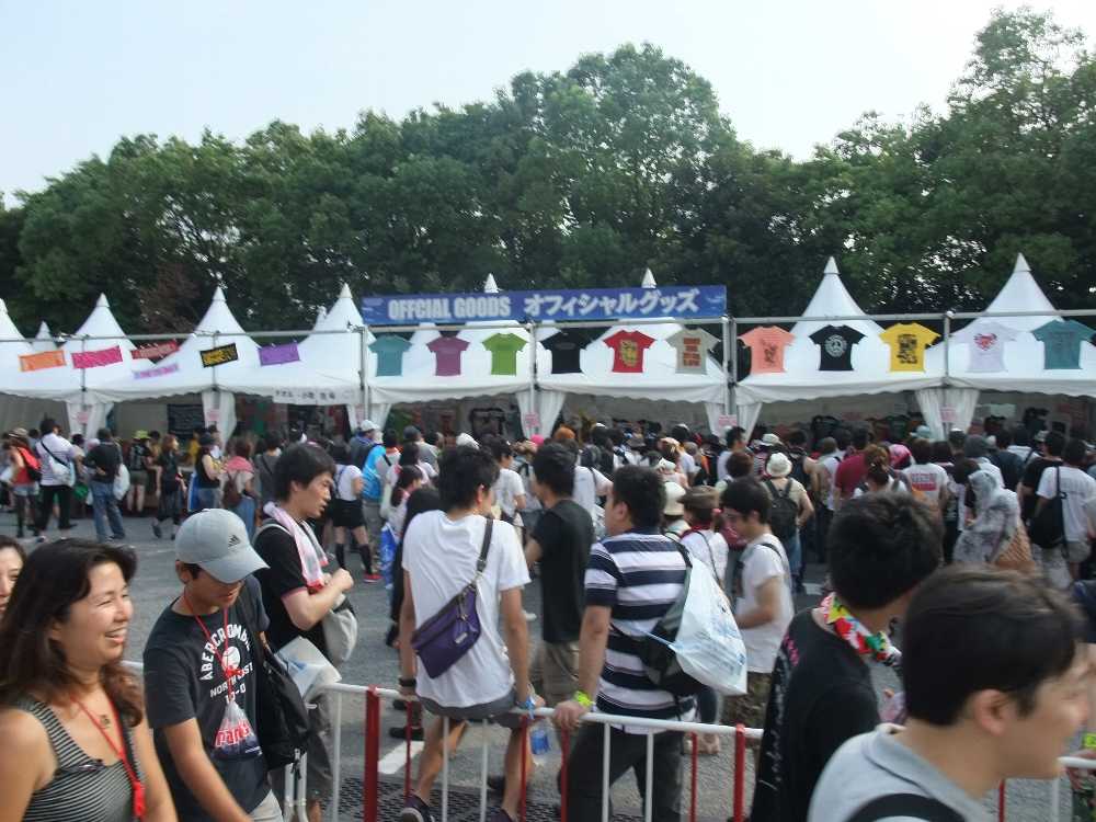 公式グッズ売り場。行列は長い。