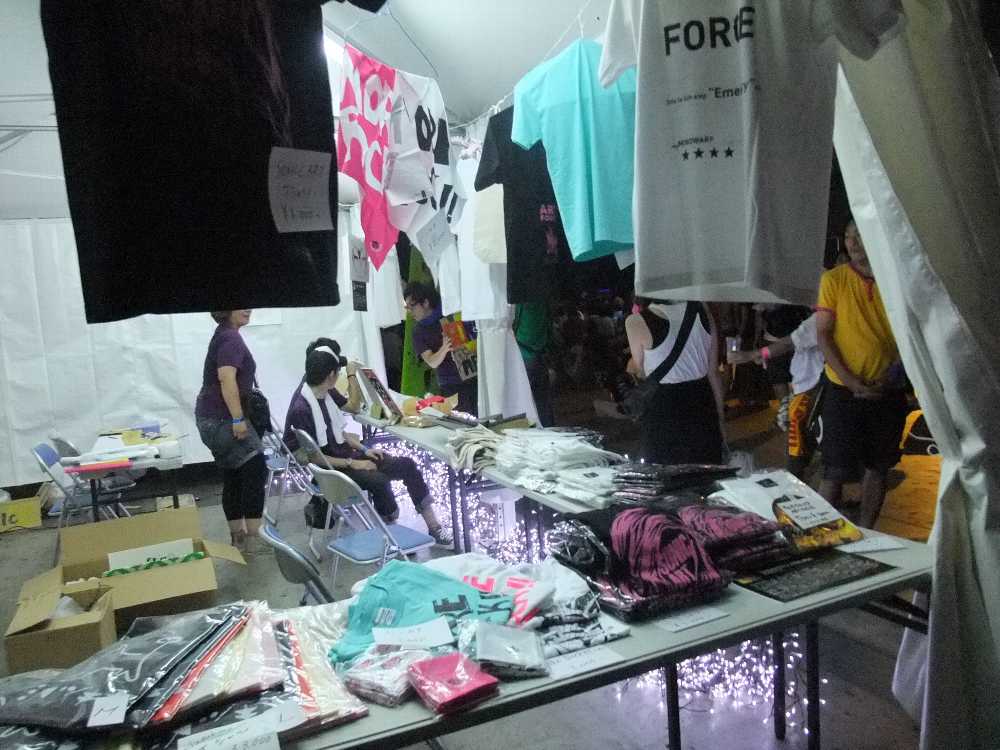 ソニックアートのTシャツ等売り場。