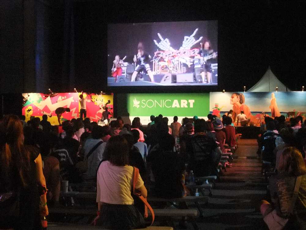 マキシマムザホルモンの公演中。