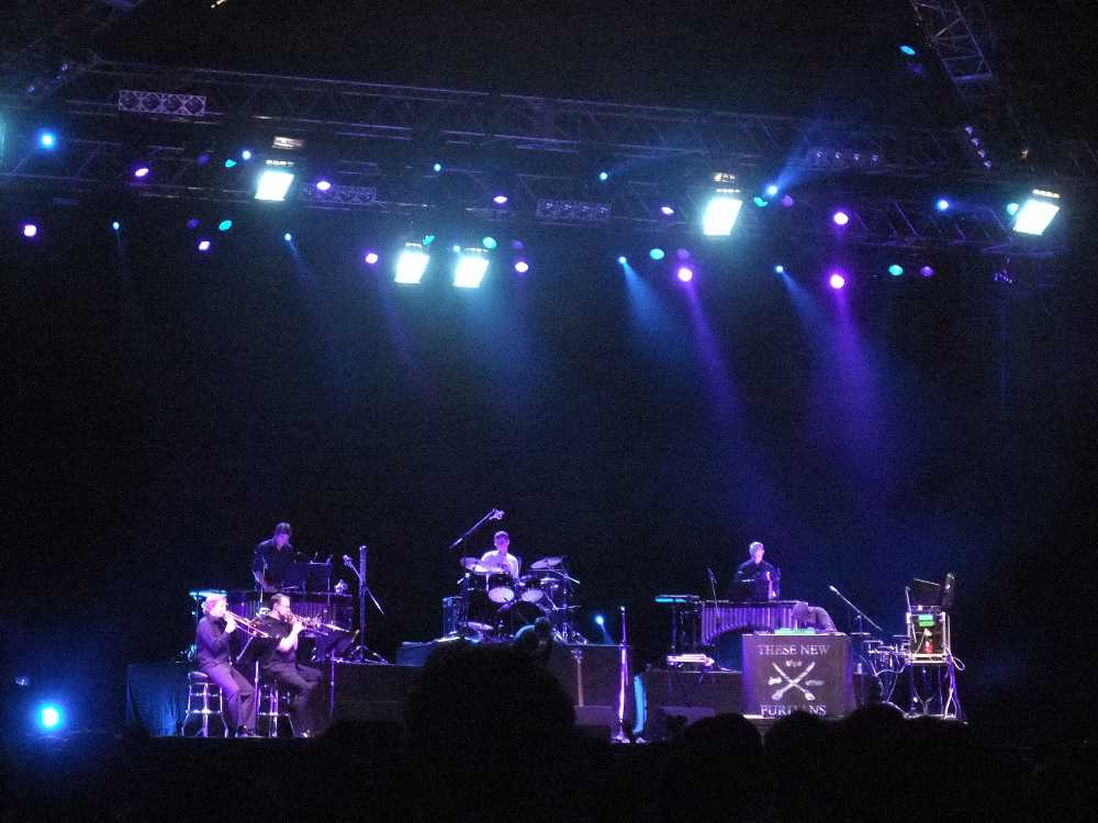 ジーズ・ニュー・ピューリタンズの公演。