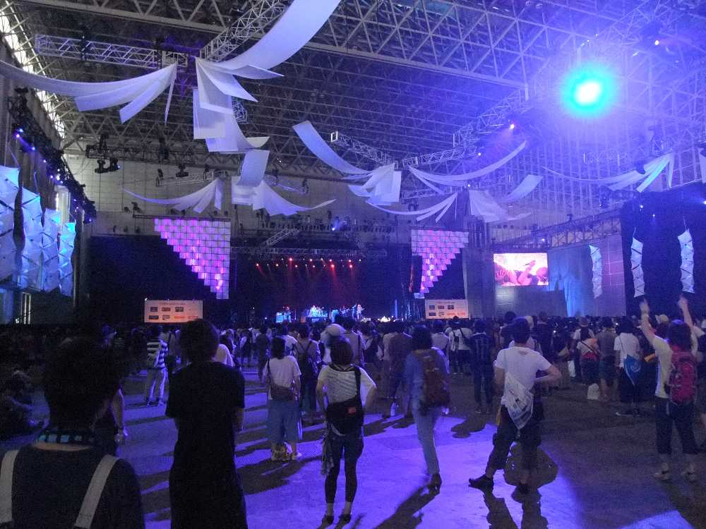 ステージ右に映像が出ます。