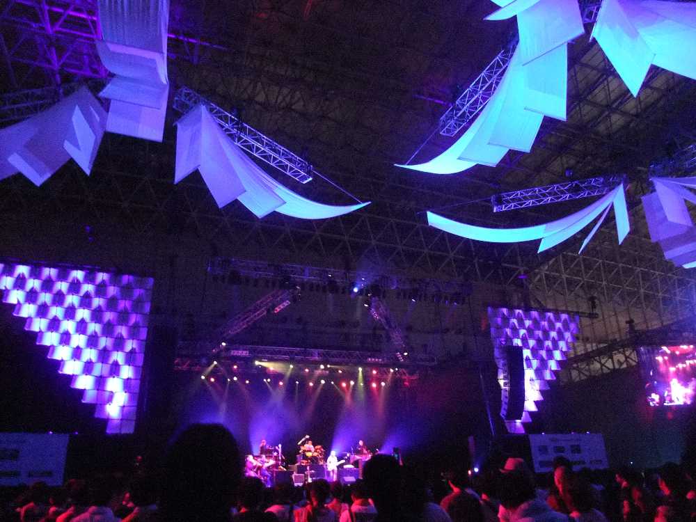 当然ながら、ある程度近づくと見やすい。