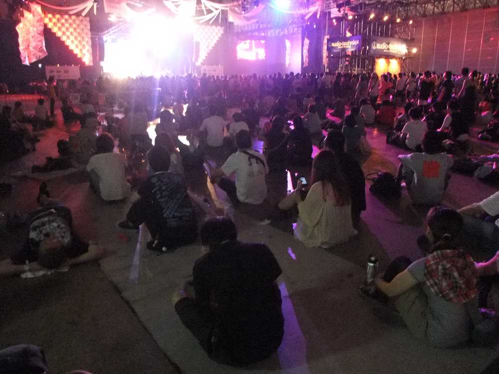 後方では座ってみる人が多い。