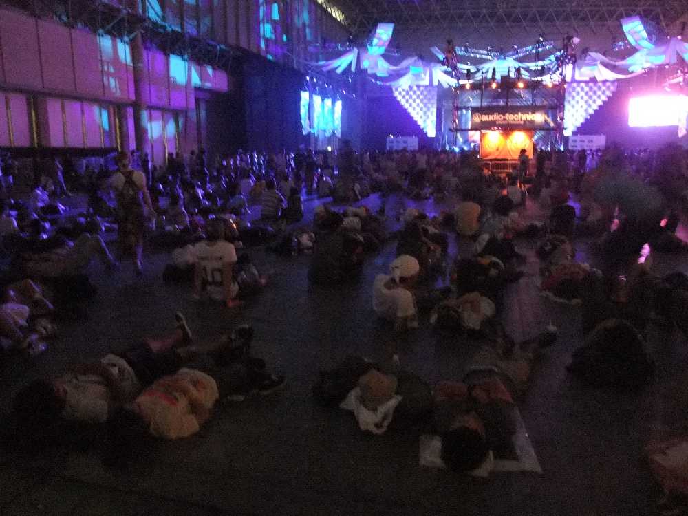 寝ている人もいます。