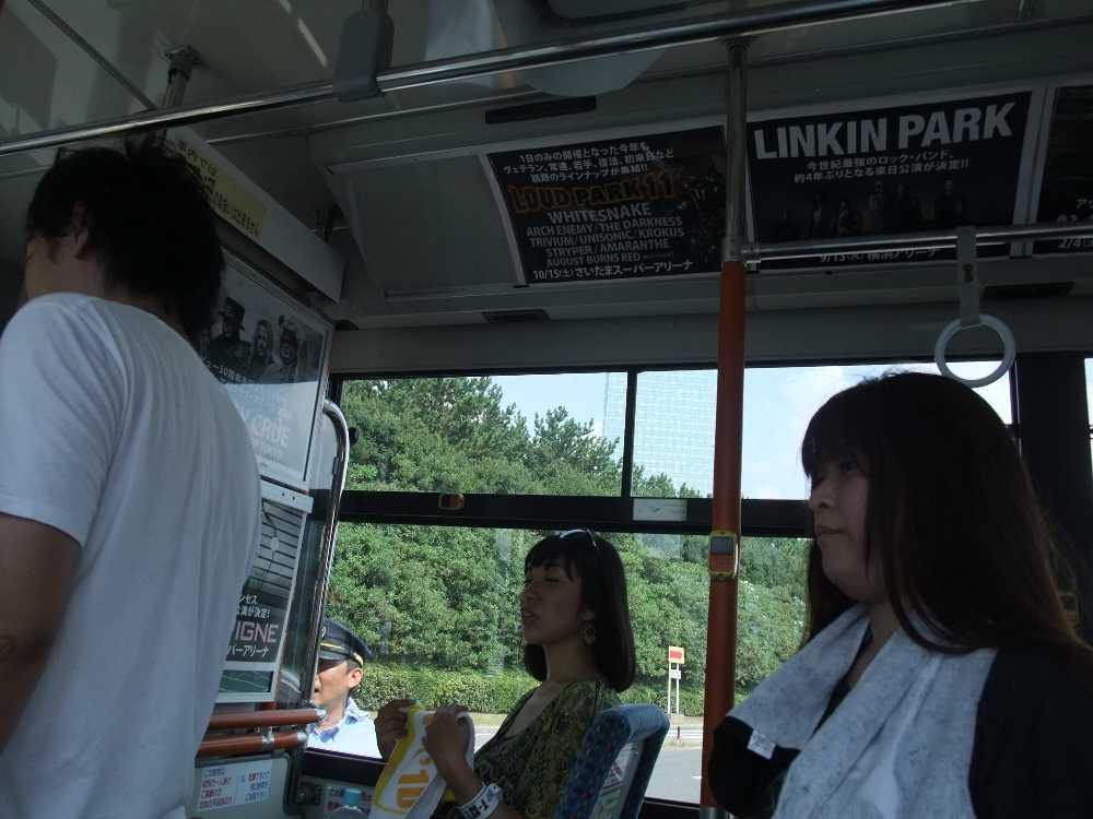 シャトルバスの中の広告はすべて主催者のクリエイティヴマンの広告です。