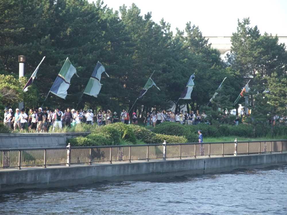 大勢の徒歩移動。