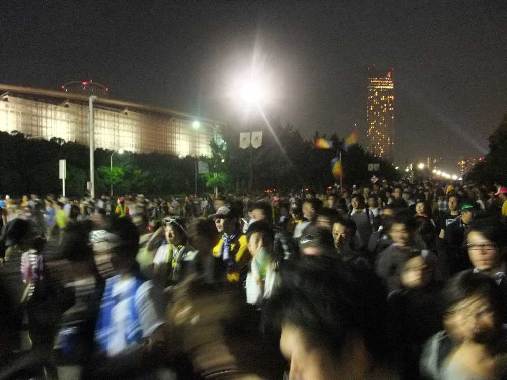 終演後、駅に向かう人波。