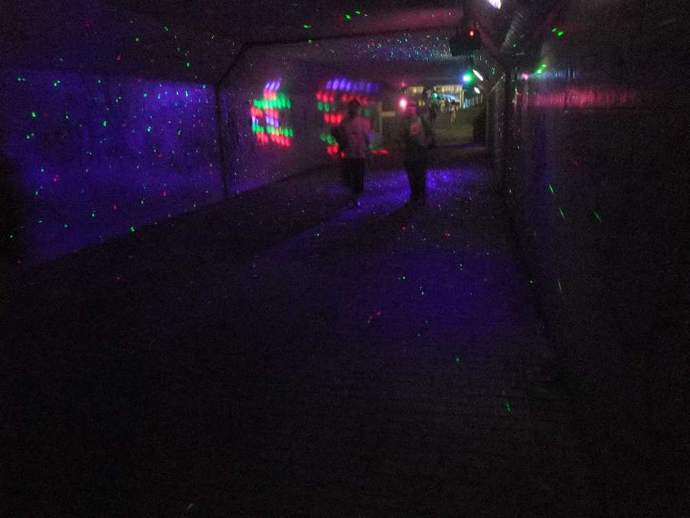 マリンステージから幕張メッセへ行く途中にある地下道。