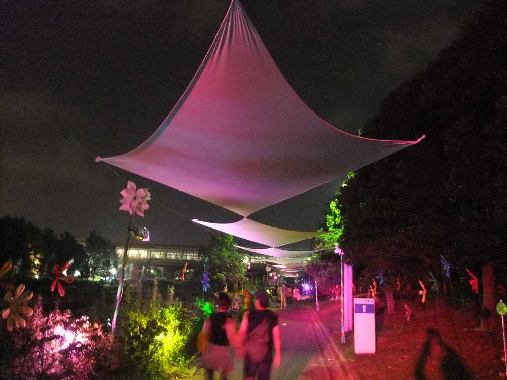 地下道を抜けたところ。