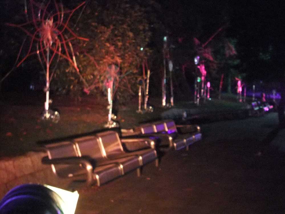 左下は投光器。