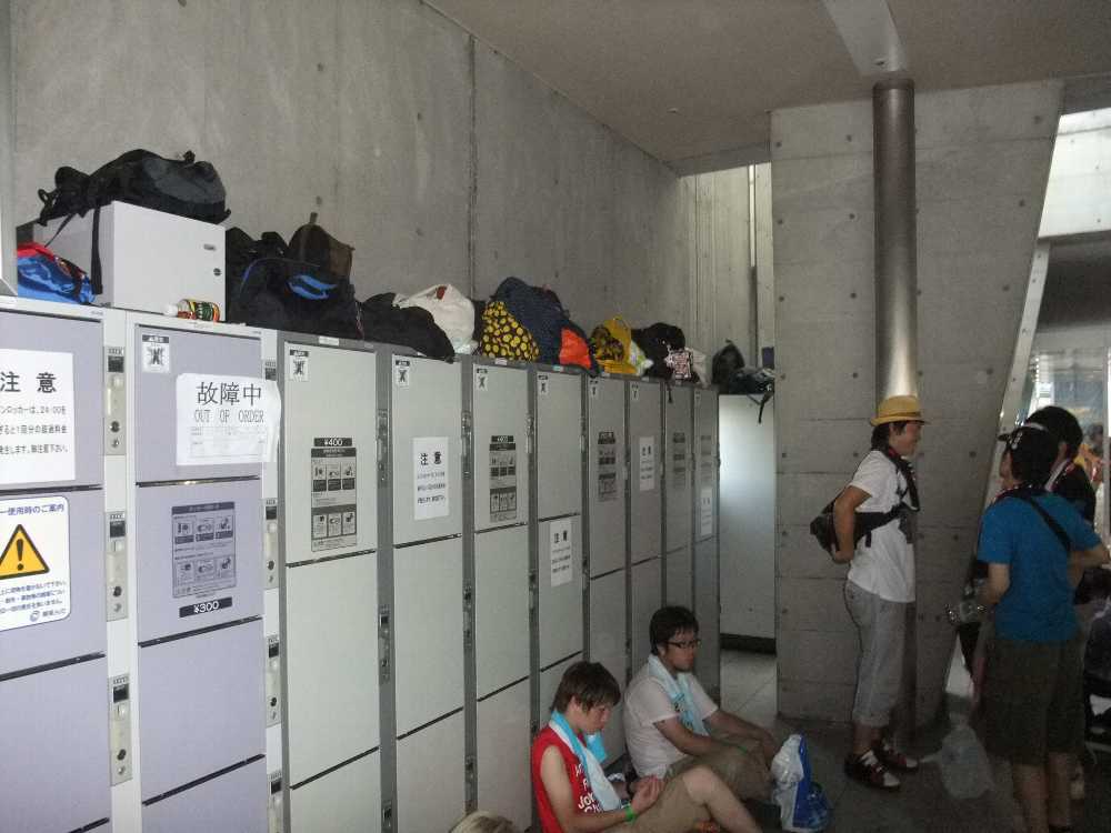 ロッカーの上にも荷物。