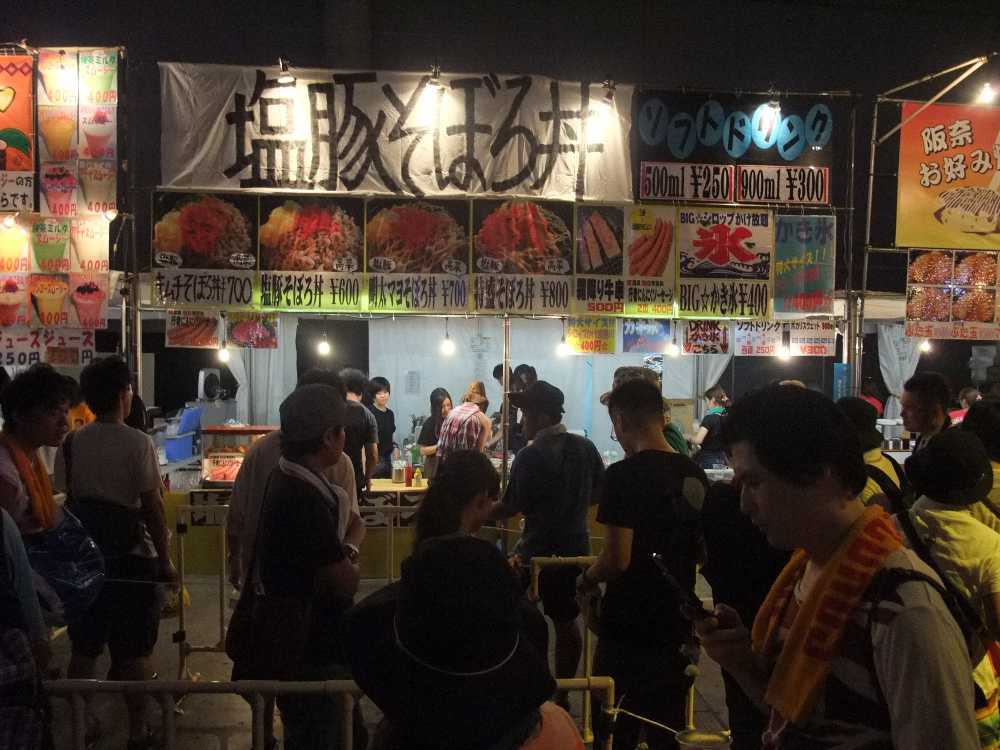 塩豚そぼろ丼を大書した店。