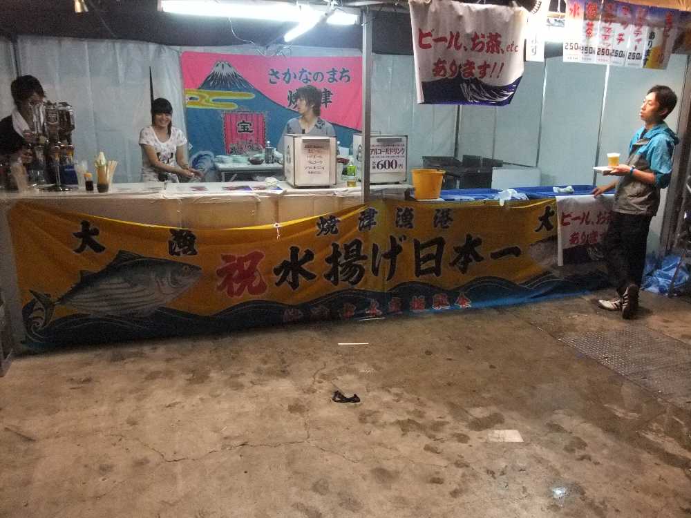 深夜はどの店も客が少なくなります。