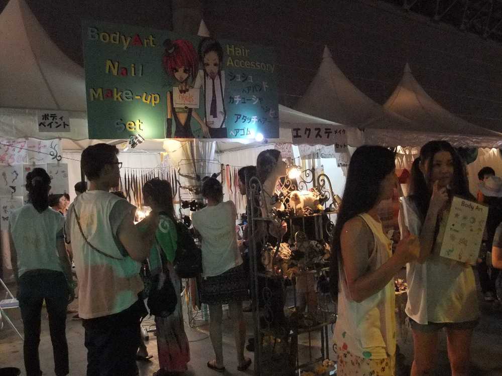 ネイル、エクステ等女子向けの店。