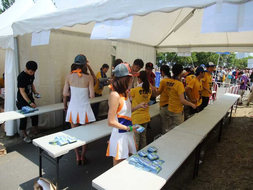 タイムテーブルを渡す人はなぜか違う服。