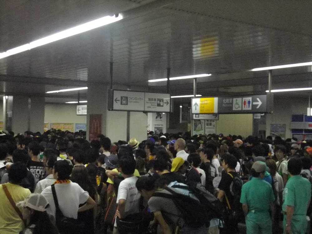 駅の中も人多し。