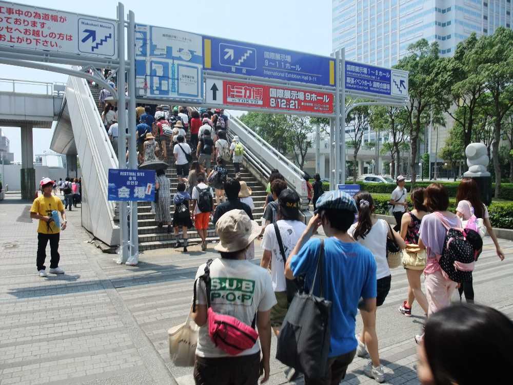 幕張メッセへ向かう歩道橋。
