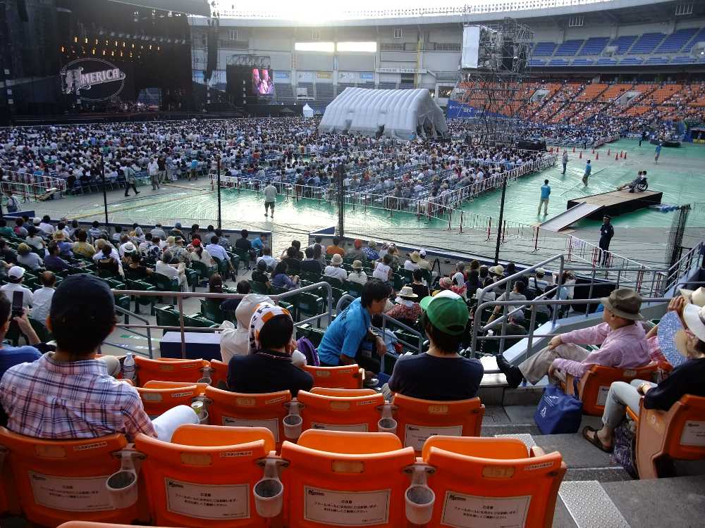 アリーナでもいす席になっている。