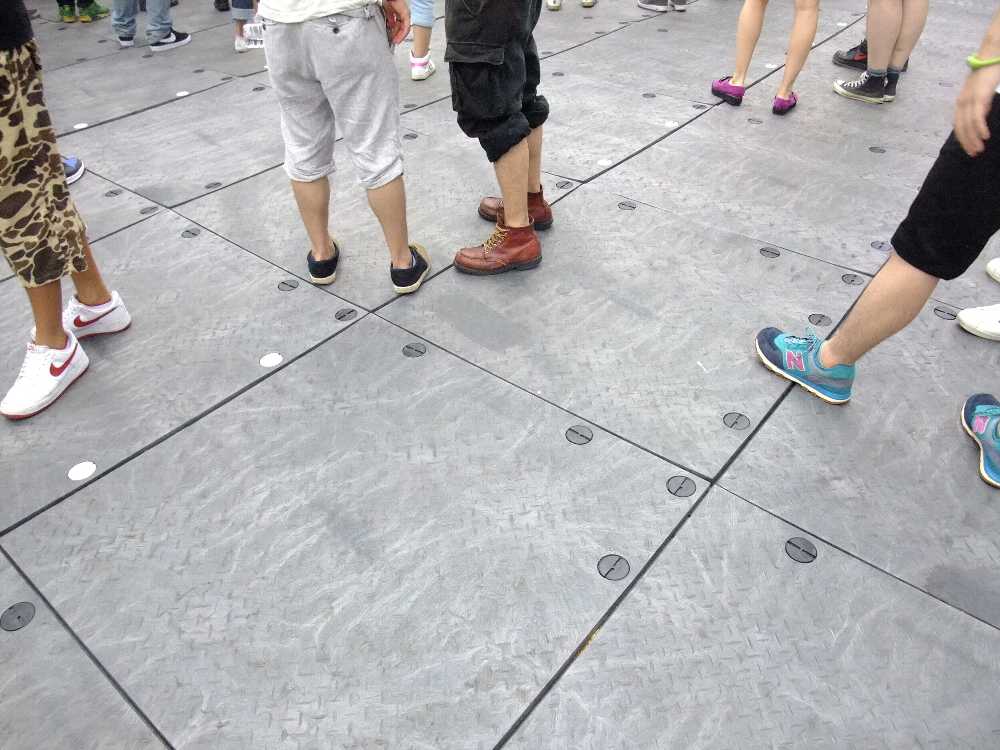 シートの上にさらにタイルを敷いている。特定の場所だけ芝が傷まないようにしていると思われる。