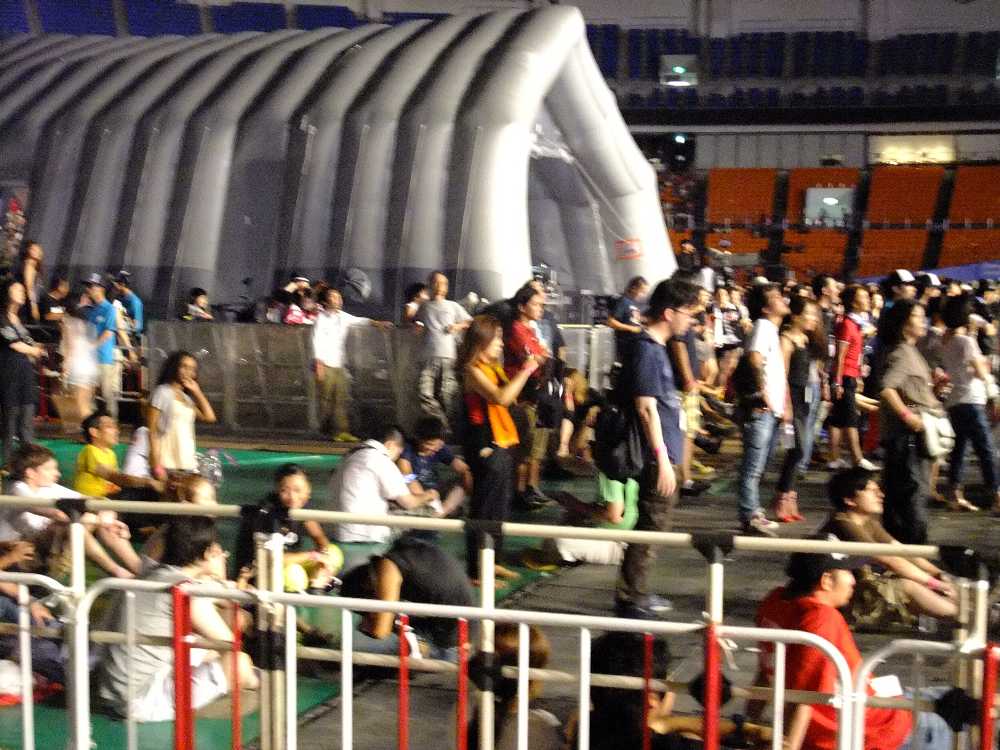 エミネムの公演前、関係者が大量に入ってくる。