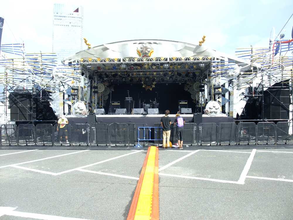 ステージは最も小さい。