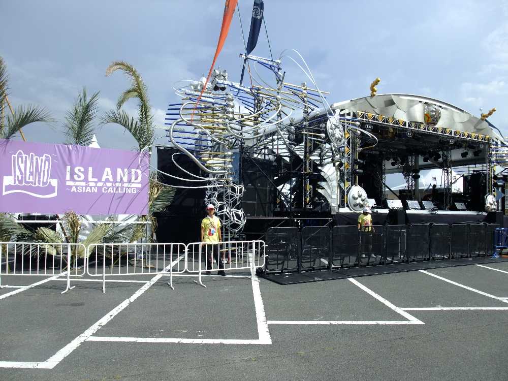 マリンスタジアムの駐車場に移ったアイランドステージ。昨年は幕張メッセの中だった。