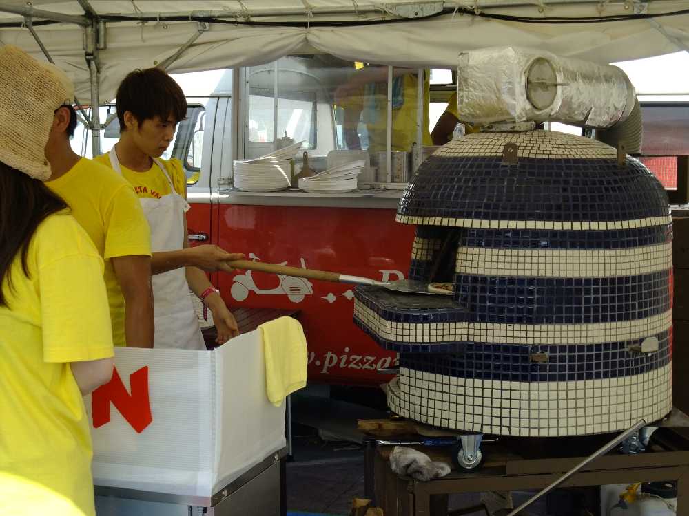 窯で焼いている。