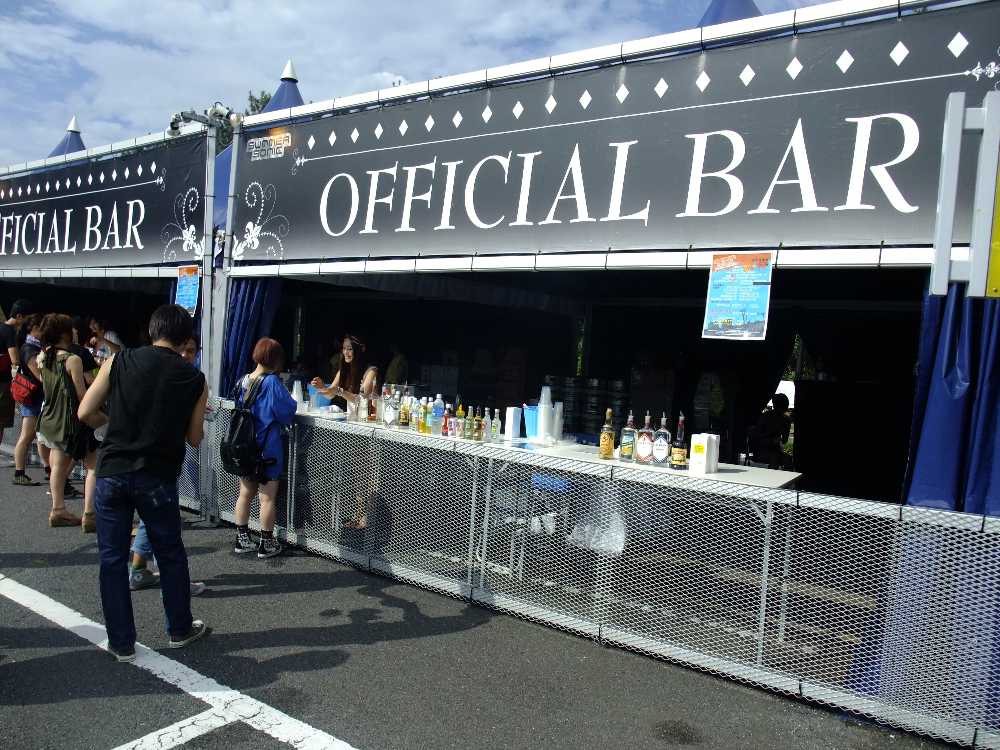 4店分のスペースで営業するオフィシャルバー。
