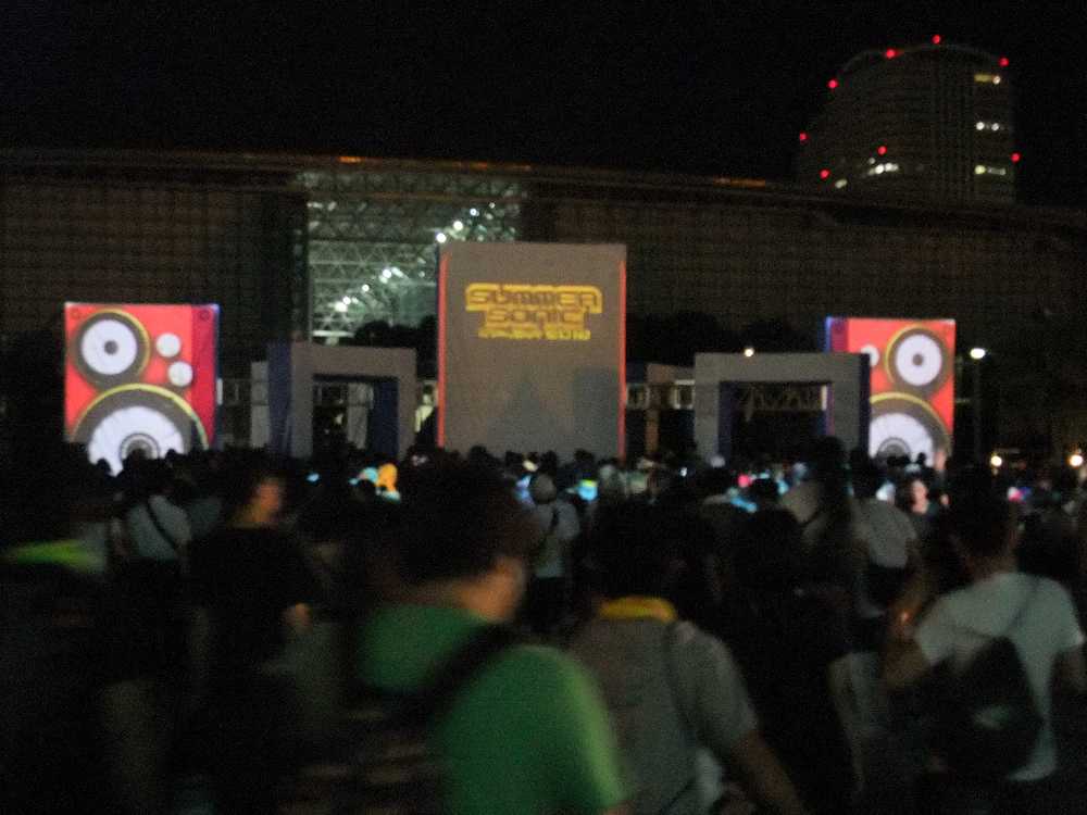 入場ゲートの白い幕に映像を投影。