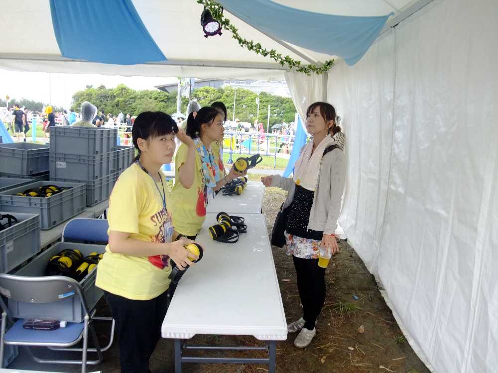 入り口でヘッドホンを渡される。