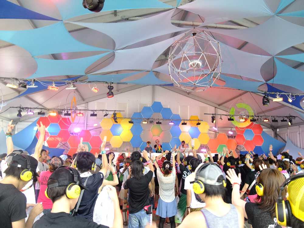 ヘッドホンをつけて盛り上がる人たち。