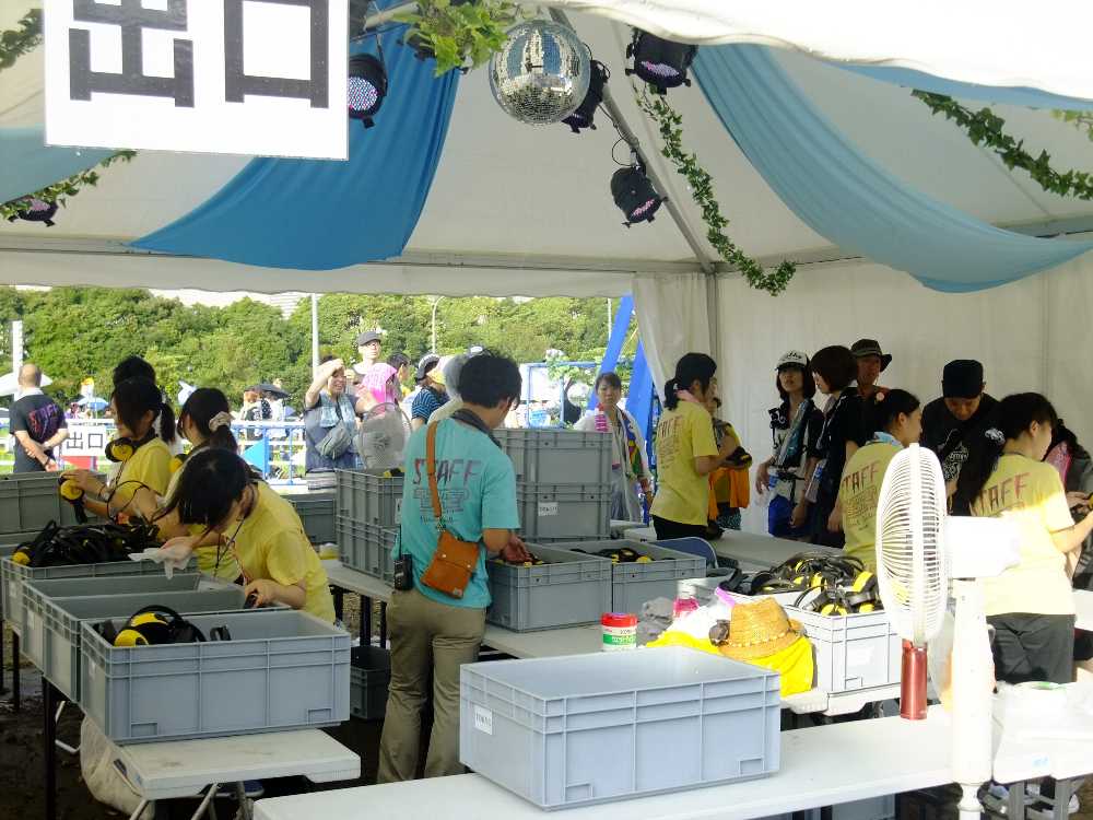 出口でヘッドホンを返却。