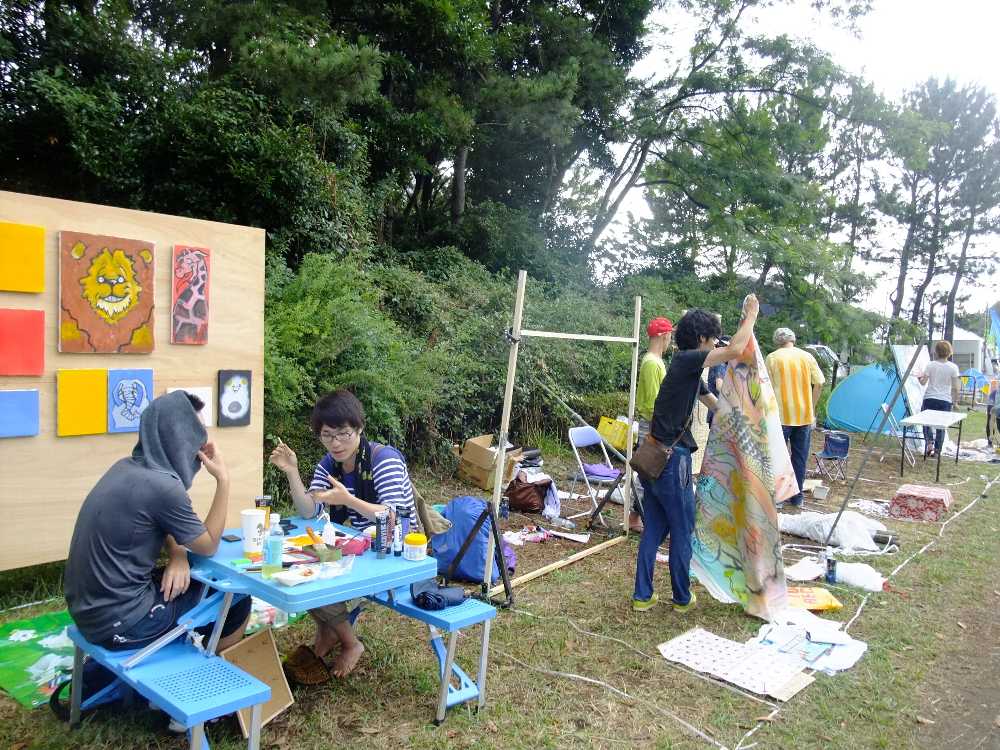 制作しているところも休憩しているところもすべて人に見られている。作品だけがアートか、それ以外も含むのかは永遠の命題。